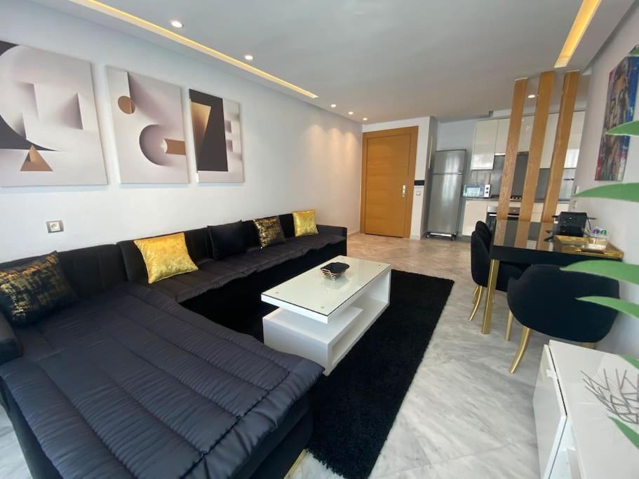 Corniche - Black New Apartment